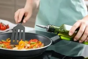 خلاقیت خنده دار مادر ایرانی در آموزش تزئین قرمه سبزی به دختر تازه عروسش حماسه ساز شد!/ عکس