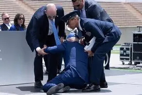 کاخ سفید علت زمین خوردن بایدن را اعلام کرد