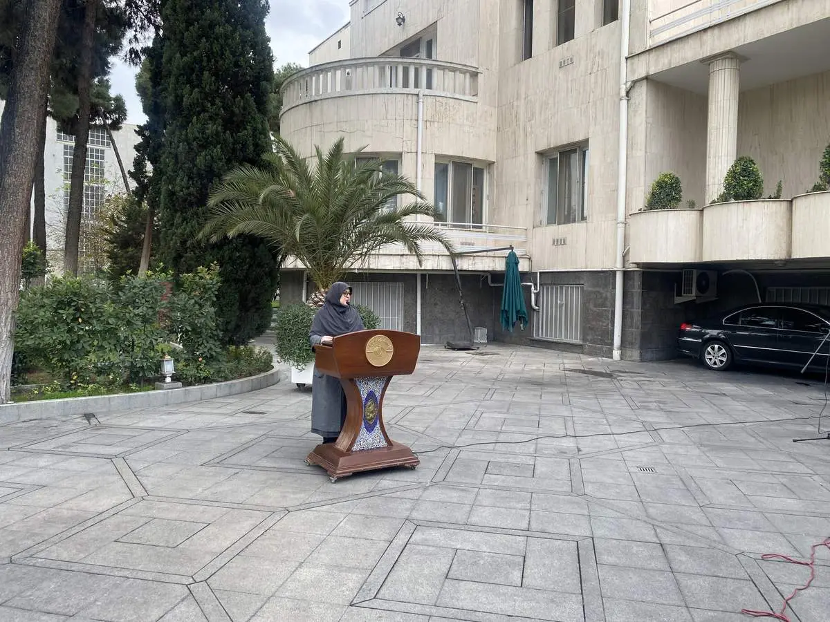 ژست جالب خانم سخنگو در حیاط دولت +عکس