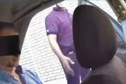 انتقال معاون سفیر انگلیس با چشمان بسته/ ببینید 