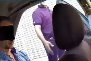 انتقال معاون سفیر انگلیس با چشمان بسته/ ببینید 