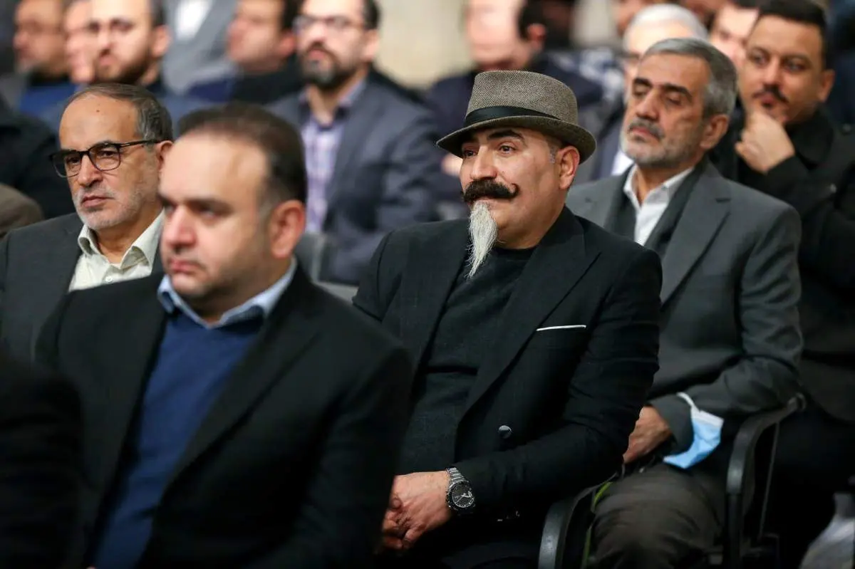 این چهره عجیب غریب در دیدار فعالان اقتصادی با رهبر انقلاب سوژه شد+عکس
