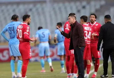 بی ادبی عجیب اوسمار به بازیکنان پرسپولیس کنار زمین/ فیلم