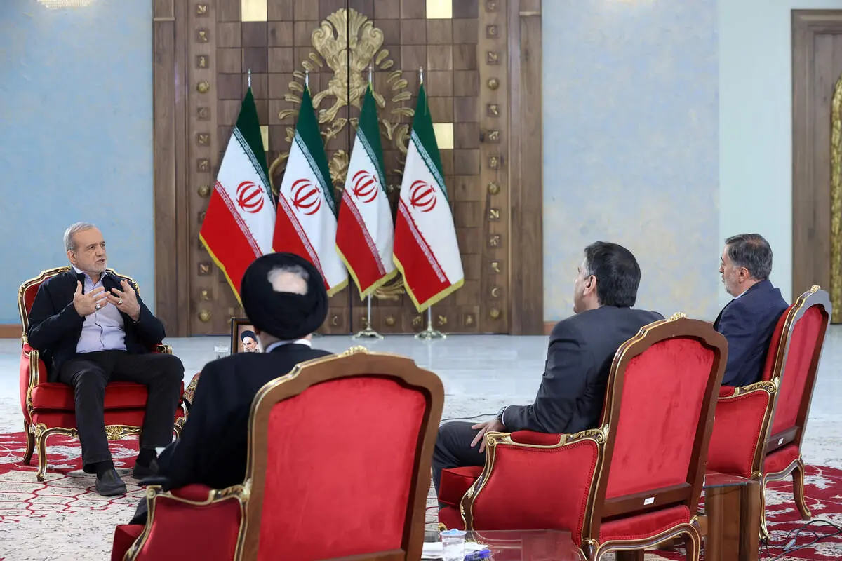 مداخلات رهبری مانع از دعوای قوا و بهم ریختن شرایط بوده است/ تهمت هایی که به جمهوری اسلامی می زنند که ایران ترور می کند و تروریست است، دروغ است