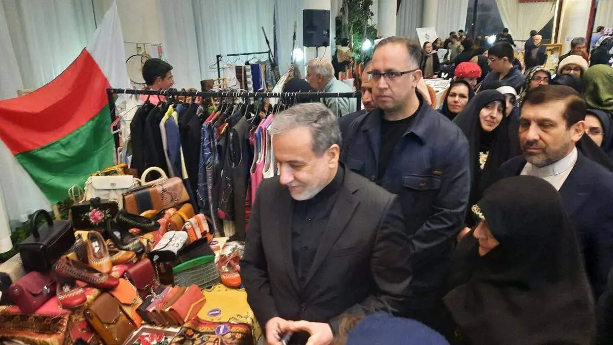 بازدید وزیر امور خارجه از  بازارچه خیریه انجمن بانوان دیپلماتیک