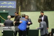 مخالف فاطمی امین با این لباس به صحن علنی رفت+ببینید