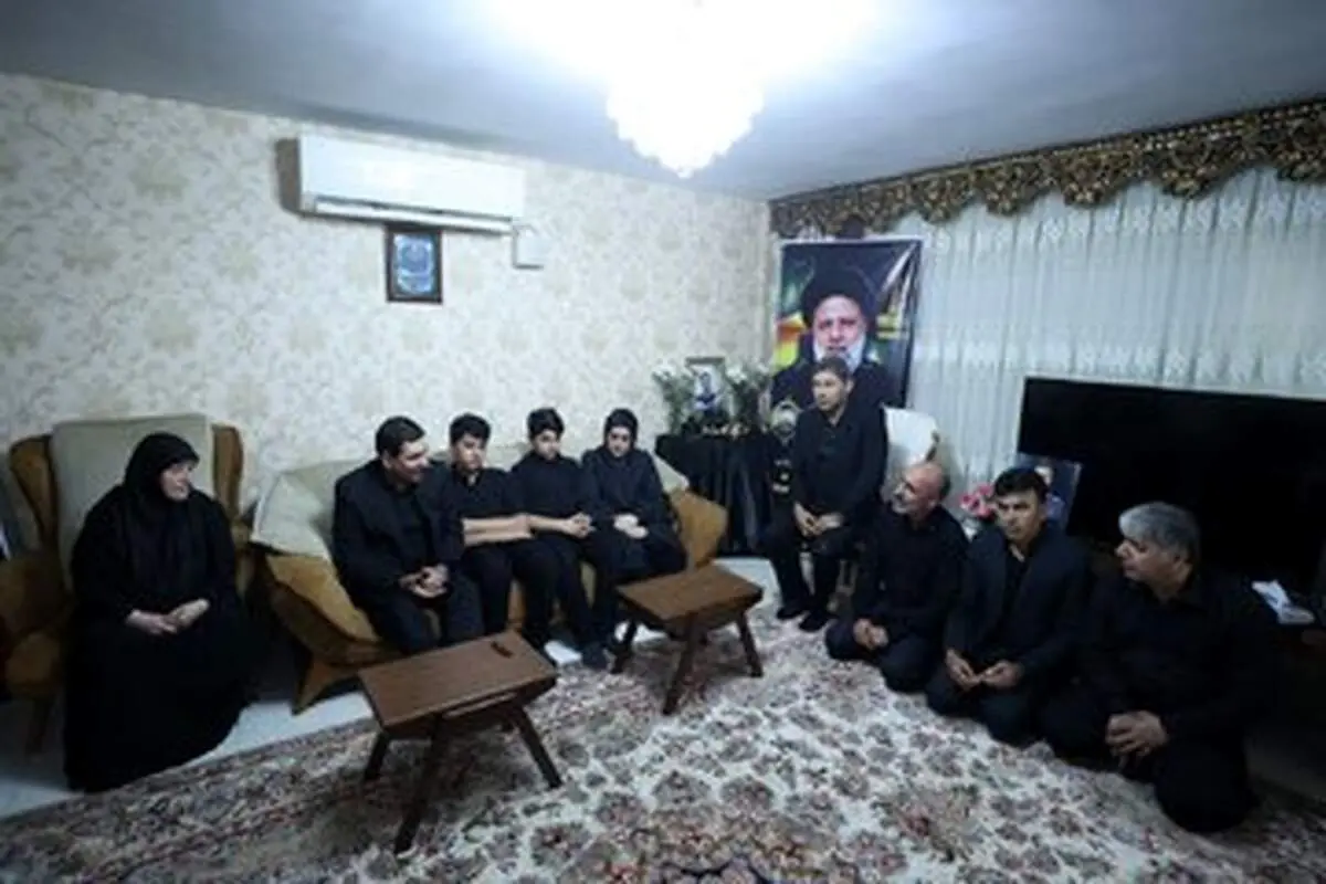 دیدار مخبر با خانواده خلبانان بالگرد حامل رئیسی و هیئت همراه 