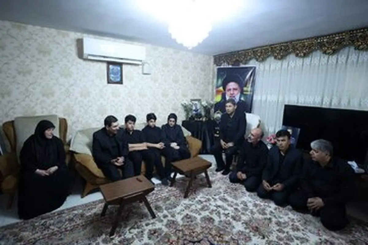 دیدار مخبر با خانواده خلبانان بالگرد حامل رئیسی و هیئت همراه 