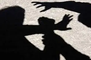 سلبریتی زیرزمینی دختر جوان را به داخل خانه هُل داد و بهش تجاوز کرد!