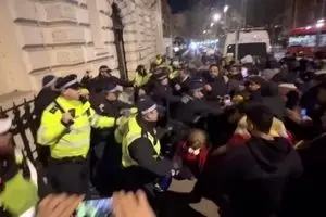 تجمع عناصر خشونت‌طلب مقابل سفارت در لندن + عکس 