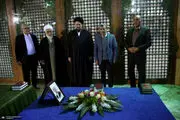 محمود احمدی نژاد بر سر مزار آیت الله هاشمی رفت + ببینید 