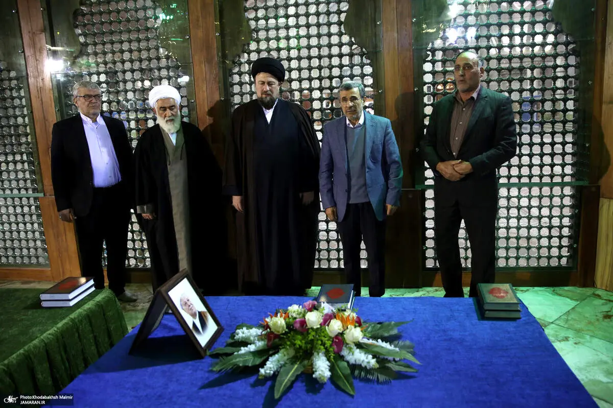 محمود احمدی نژاد بر سر مزار آیت الله هاشمی رفت + ببینید 