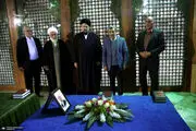 محمود احمدی نژاد بر سر مزار آیت الله هاشمی رفت + ببینید 