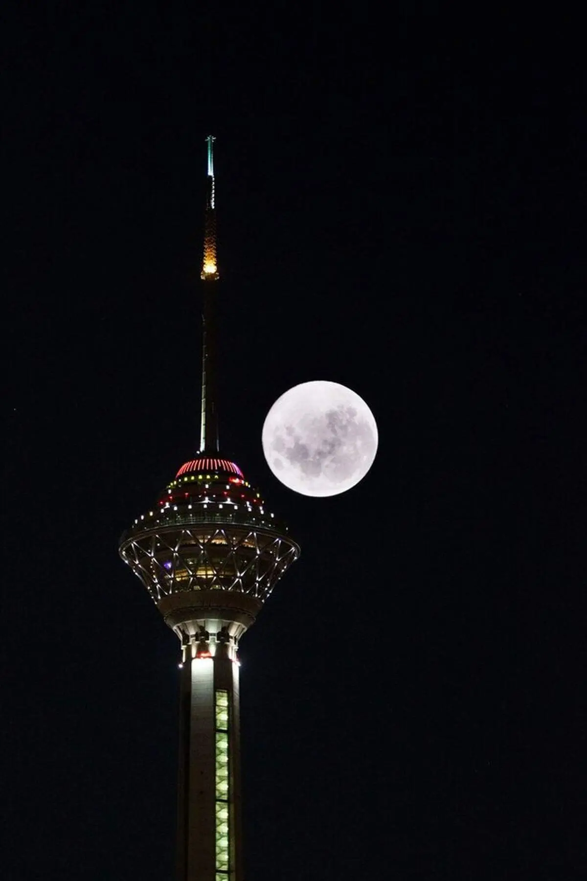 ماه‌گرفتگی امشب دقیقا از چه ساعتی شروع می‌شود؟/ تهرانی ها از این نقاط ببینند