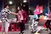 کتک کاری دیوانه وار و ناگهانی دختر عصبی با نامزدش وسط خیابان! + عکس