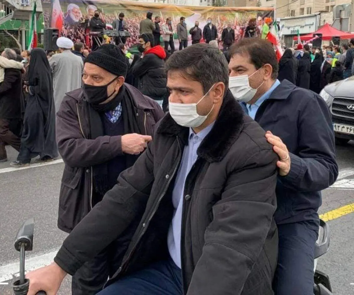 حضور موتوری معاون اول رئیس‌جمهور در جشن انقلاب/ ببینید