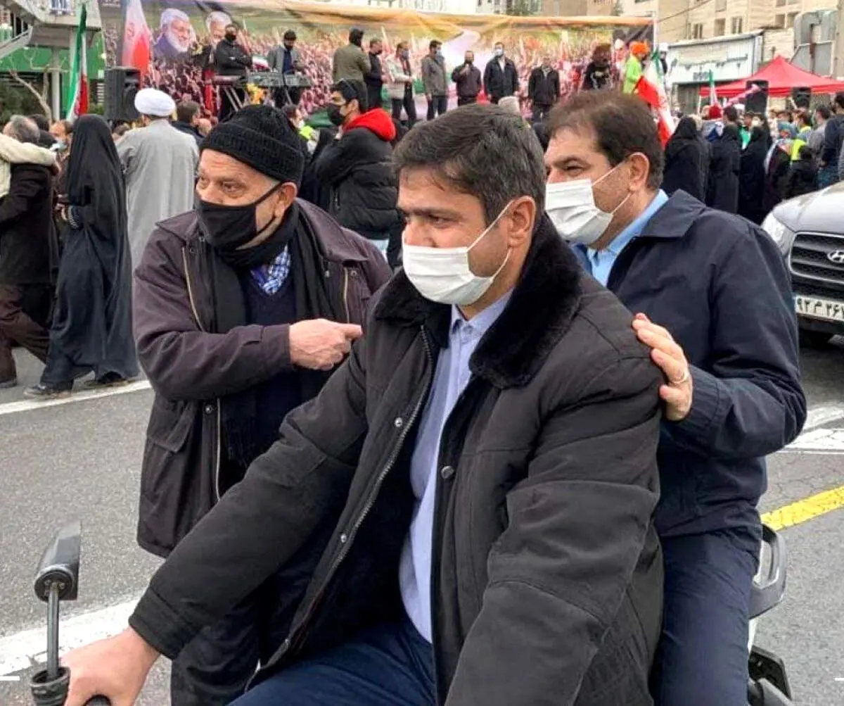 حضور موتوری معاون اول رئیس‌جمهور در جشن انقلاب/ ببینید