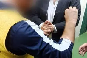 این آقا به صورت افشین پیروانی مشت زد!/ لحظه دستبند زدن