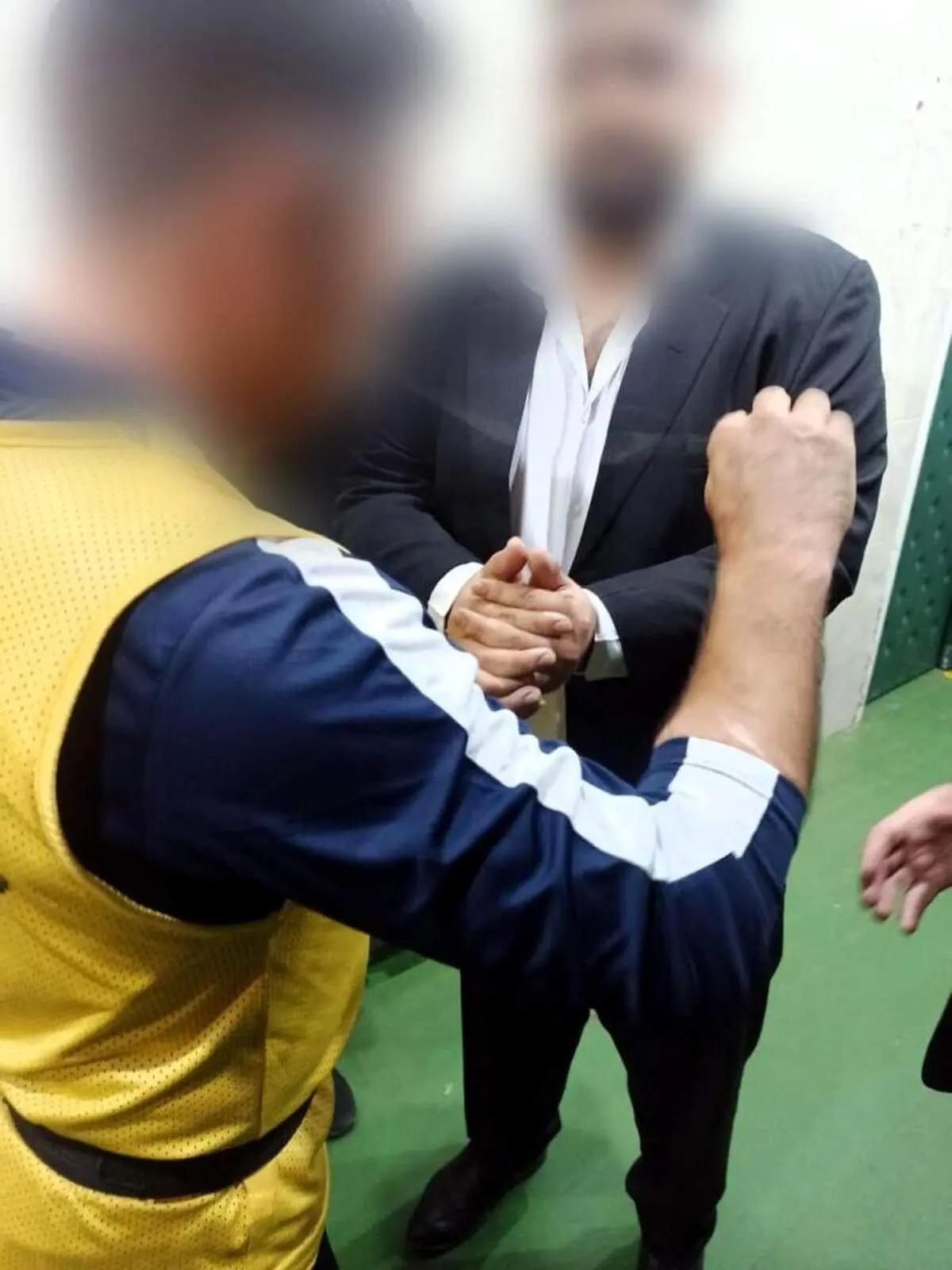 این آقا به صورت افشین پیروانی مشت زد!/ لحظه دستبند زدن