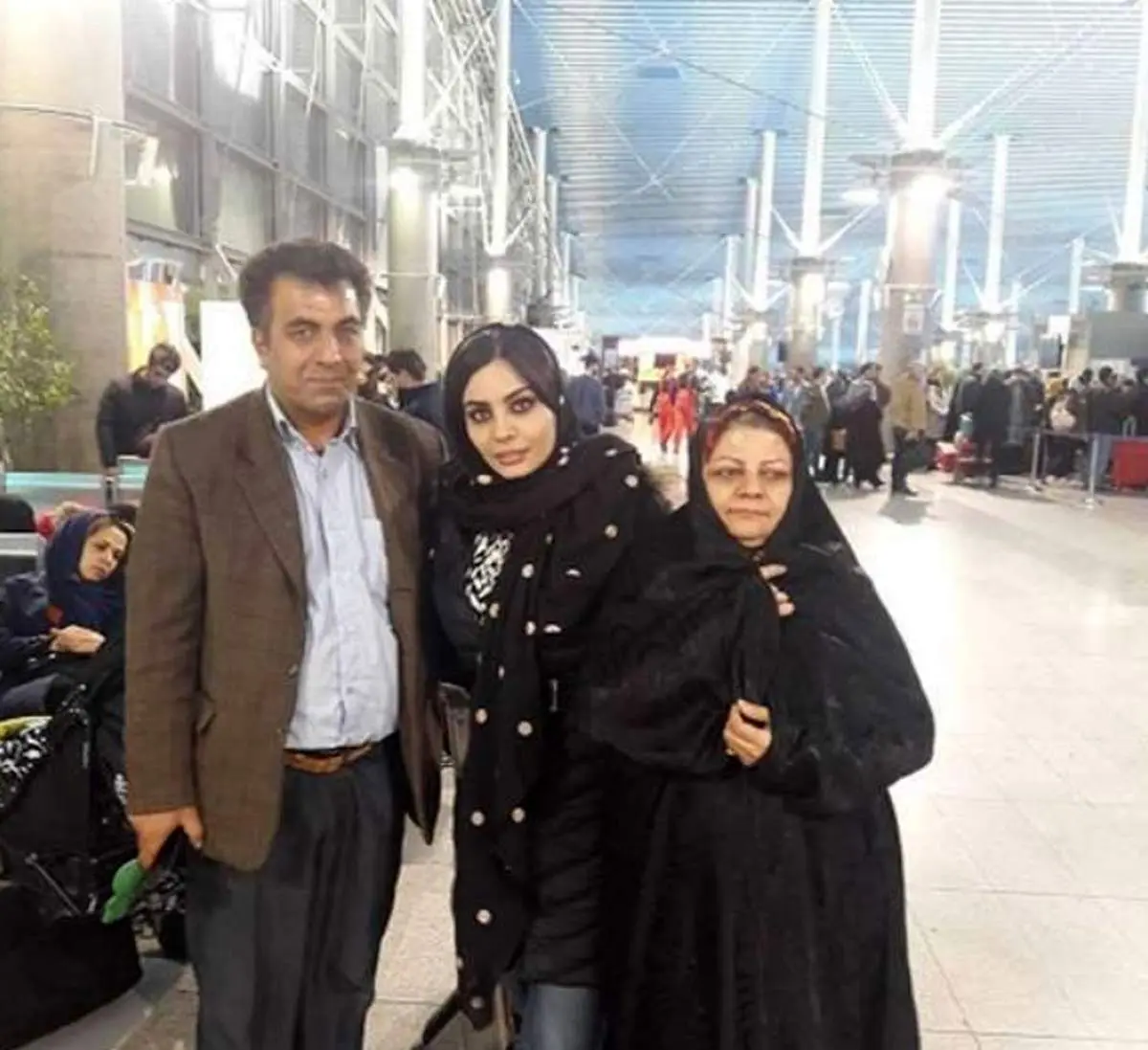 صحرا اسداللهی در کنار پدر و مادر و برادرش/ تصاویر