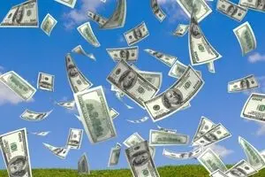 بارش پول از آسمان به واقعیت پیوست!/سرانجام زنی که بیشترین پول‌ها را جمع کرد