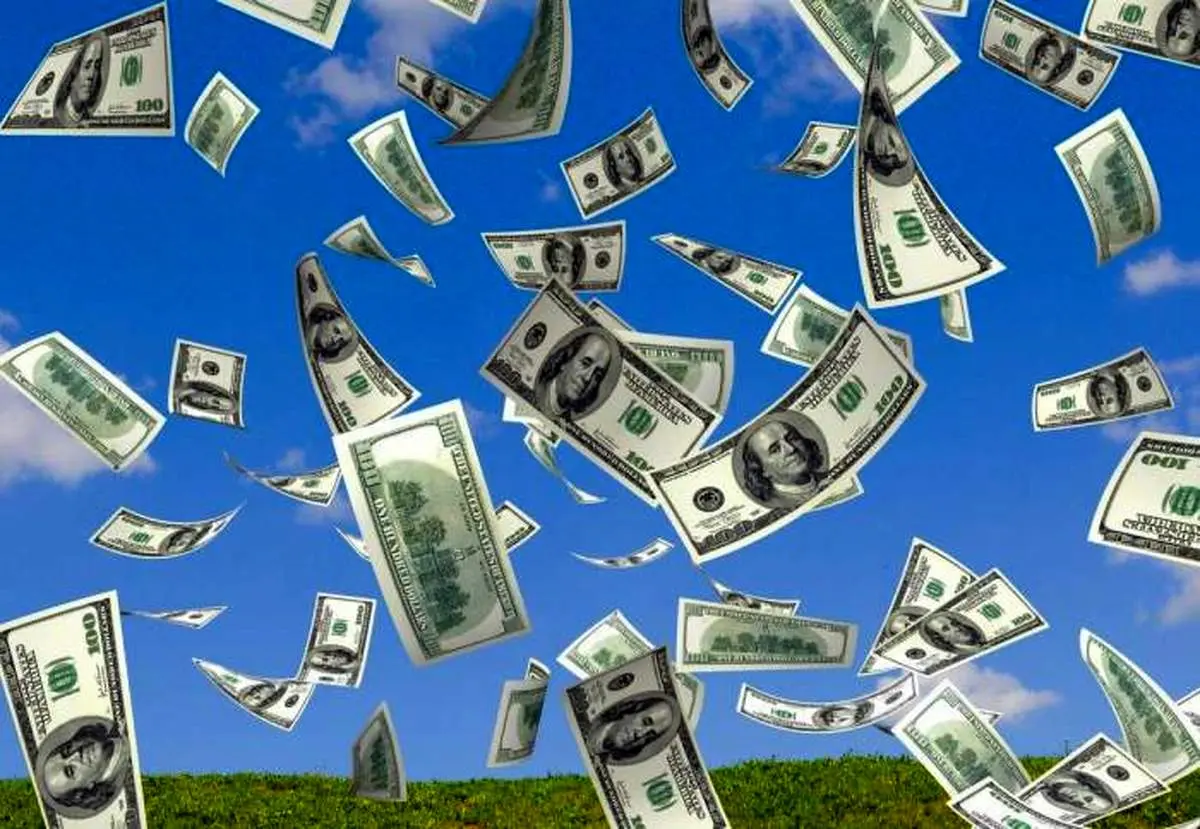 بارش پول از آسمان به واقعیت پیوست!/سرانجام زنی که بیشترین پولها را جمع کرد