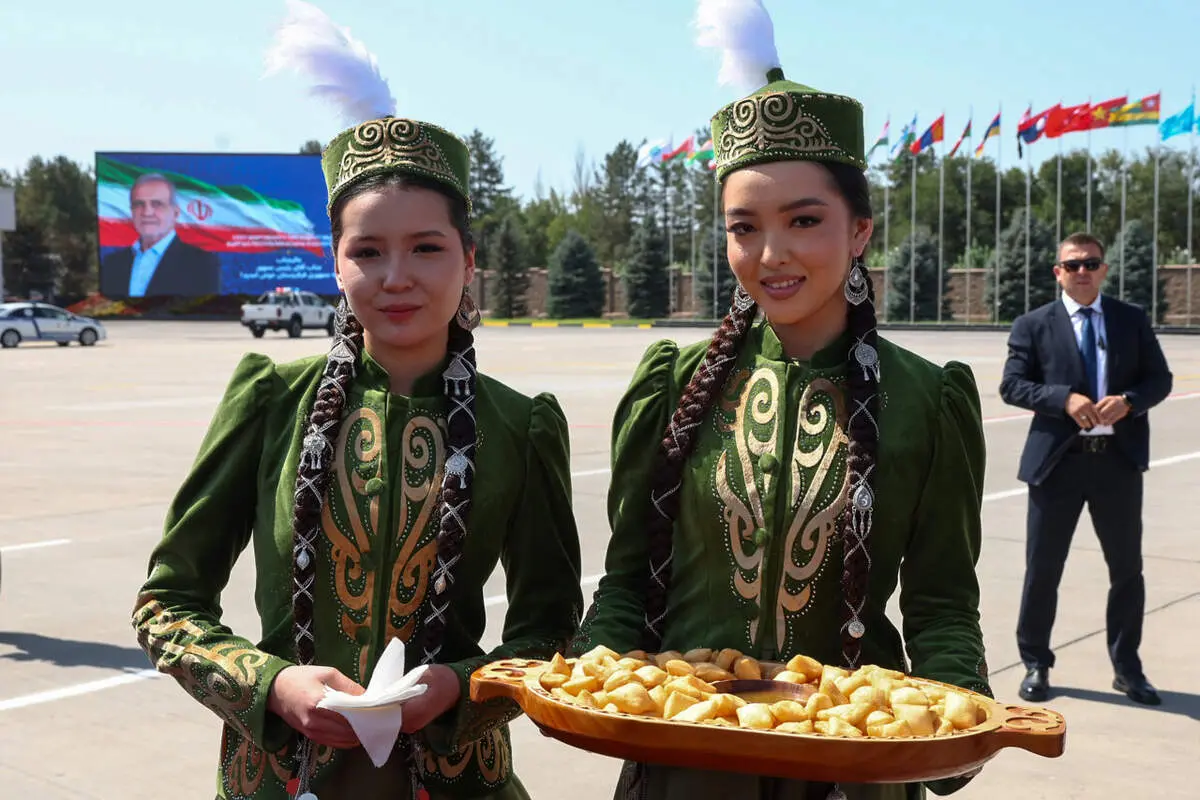 استقبال از رئیس جمهور با نان محلی در بیشکک + عکس 
