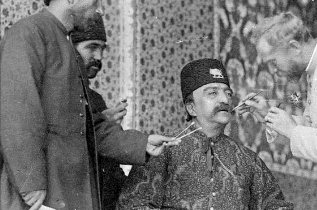عکس خنده دار کیف لوازم آرایش ناصرالدین شاه به همراه محتویاتش/تصویر
