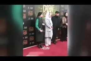 ویدیو جنجالی| حرکت خبرساز آقای بازیگر در کنار خانم بازیگر!/ جواد عزتی چه حرف خصوصی به نیکی کریمی زد؟