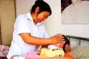 غذا دادن متاثر کننده زن فداکار با دهان به شوهر بیمارش +عکس