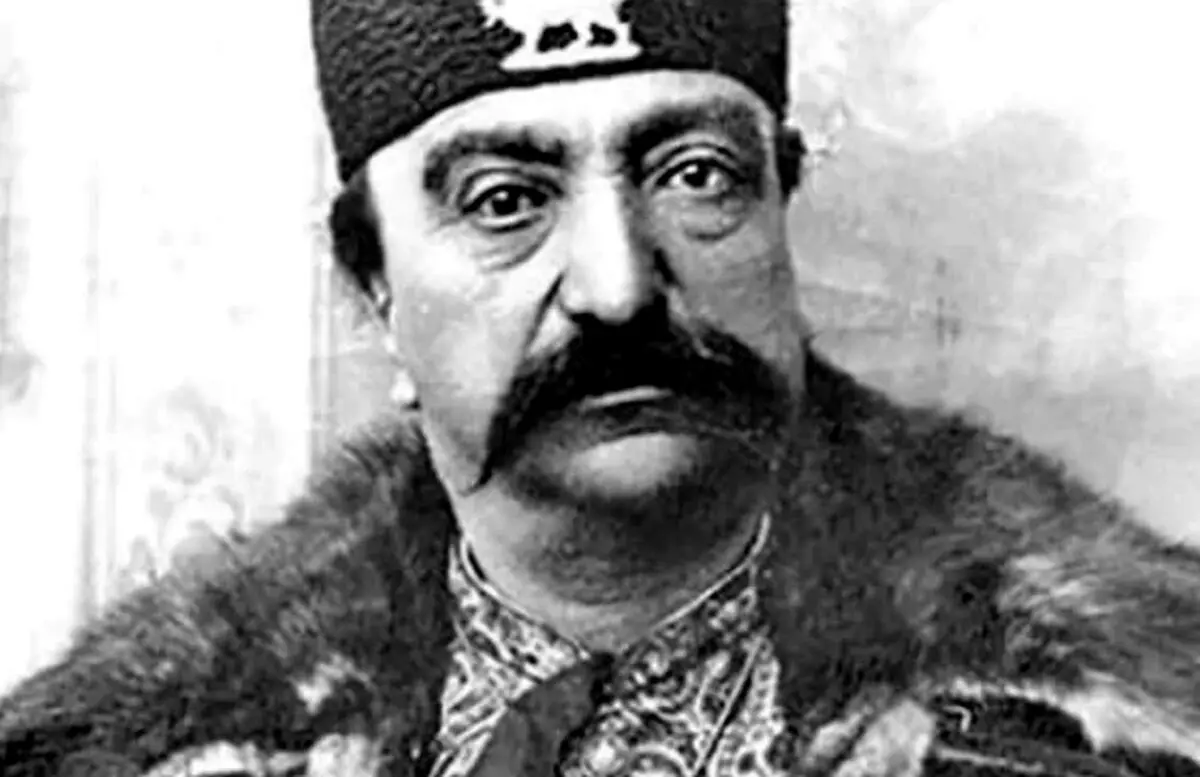 دو عکس خنده دار از ژست عجیب "ناصرالدین شاه" هنگام مملکت داری/ تصاویر