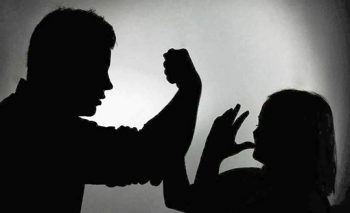 کتک خوردن زن بیچاره از شوهر و خانواده‌اش بخاطر دختر زاییدن