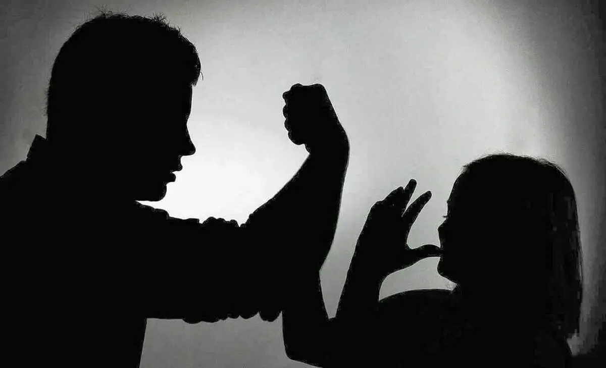 کتک خوردن زن بیچاره از شوهر و خانواده‌اش بخاطر دختر زاییدن