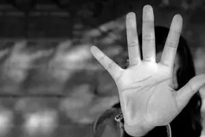 در اتاق زیبایی داشتم عکس می گرفتم ۳ مرد از پشت حمله و بهم تجاوز کردند