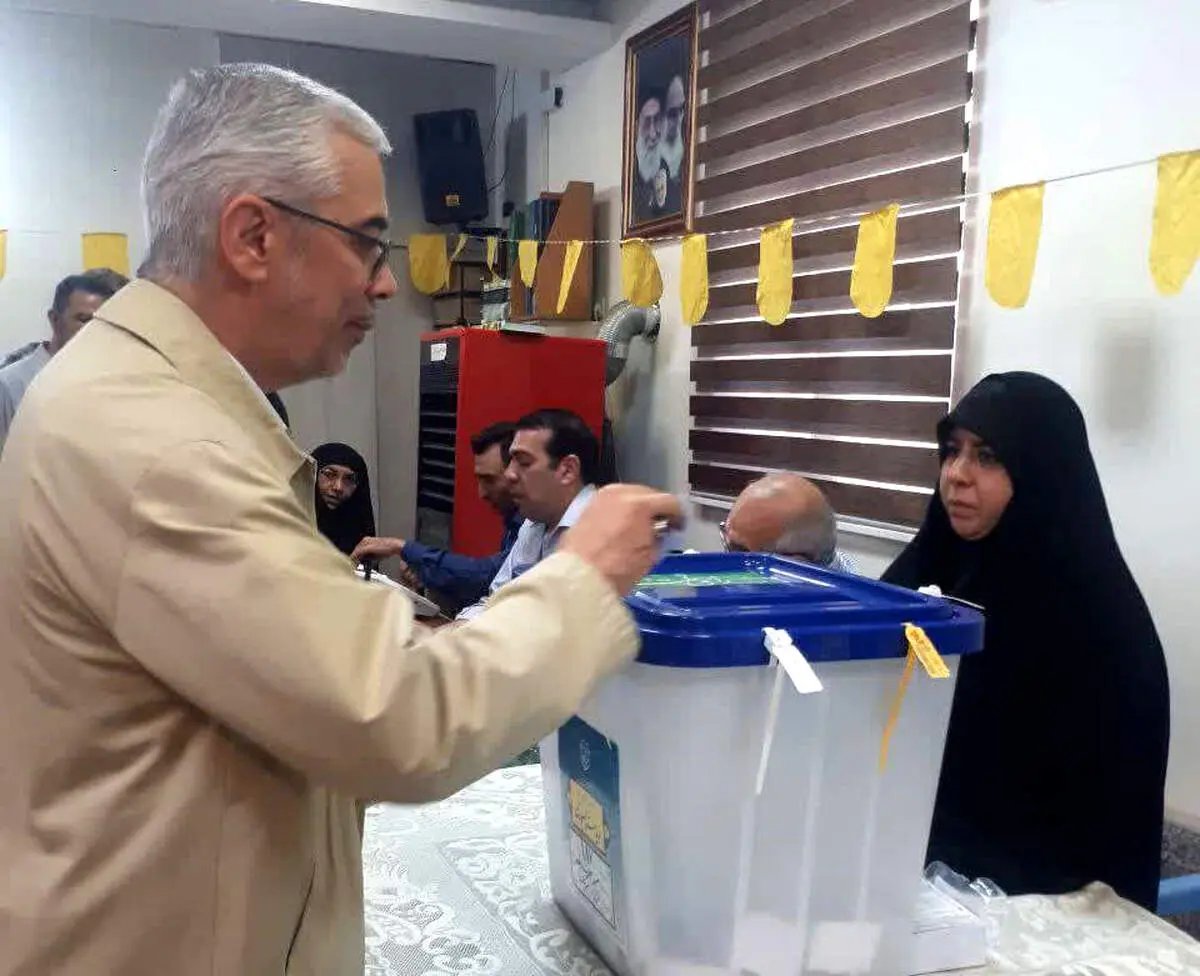 سرلشکر باقری با تیپ متفاوت در حال رای دادن + عکس