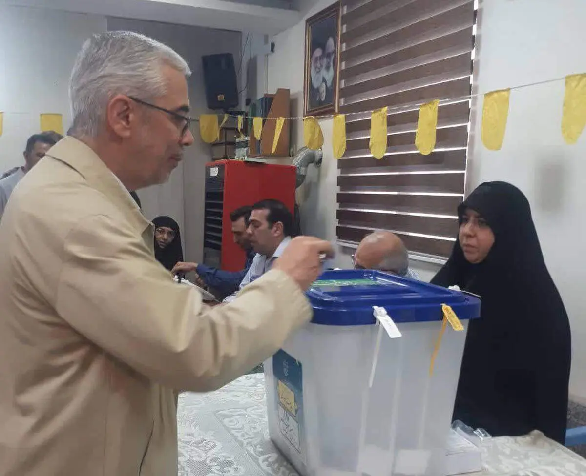 سرلشکر باقری با تیپ متفاوت در حال رای دادن + عکس