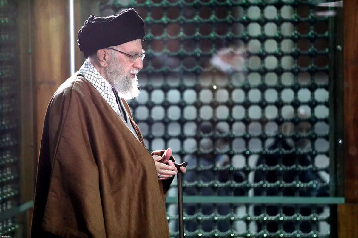 عکس از رهبر انقلاب بر مزار آیت الله هاشمی + ببینید 