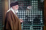 عکس از رهبر انقلاب بر مزار آیت الله هاشمی + ببینید 