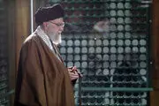 عکس از رهبر انقلاب بر مزار آیت الله هاشمی + ببینید 