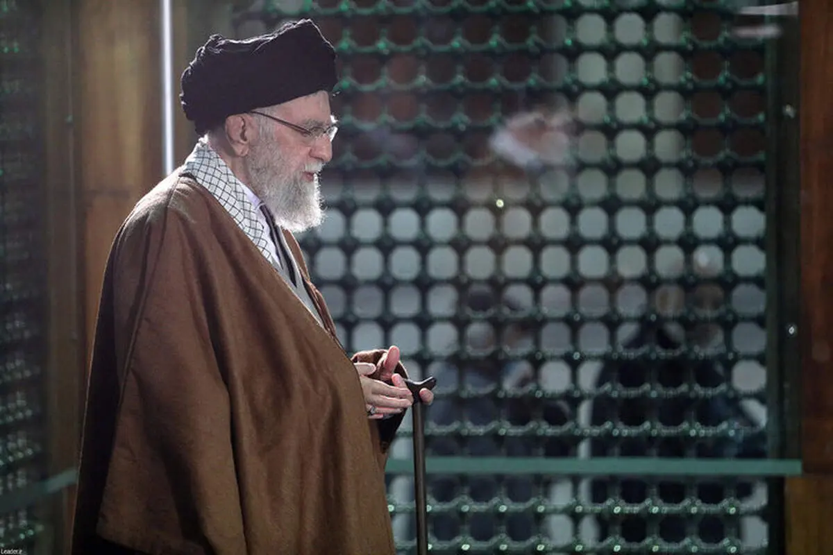 عکس از رهبر انقلاب بر مزار آیت الله هاشمی + ببینید 