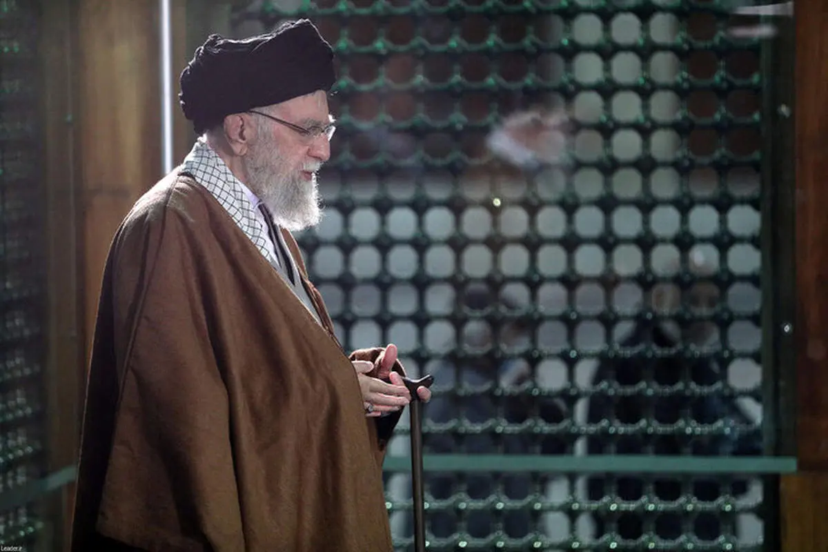 عکس از رهبر انقلاب بر مزار آیت الله هاشمی + ببینید