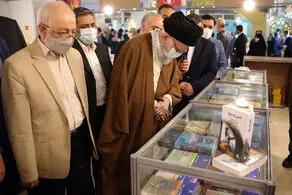 پس از سه سال انجام شد| رهبر انقلاب در بازدید از نمایشگاه کتاب: غلبه داستان‌های خارجی مربوط به کودک عیب بزرگی است