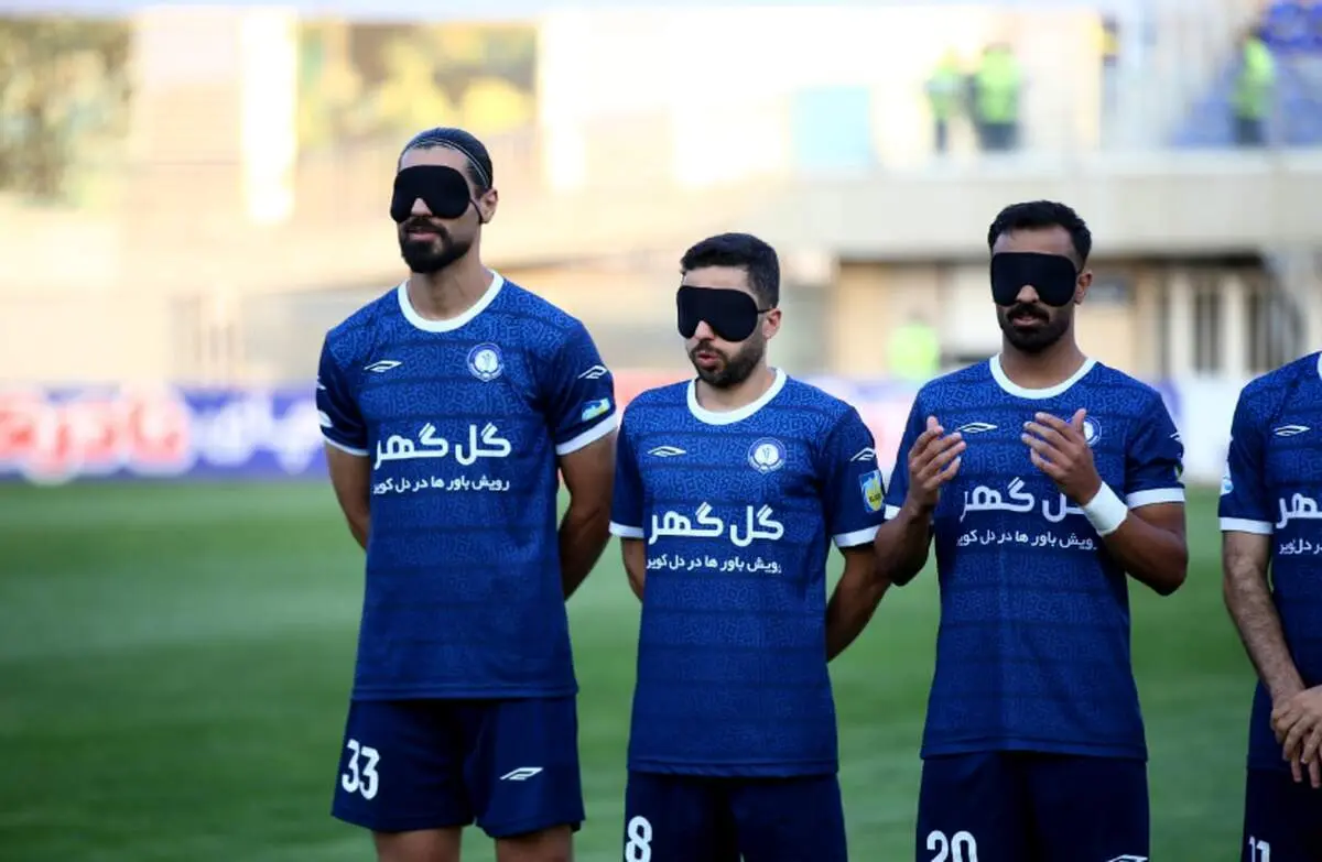 اقدام متفاوت بازیکنان گل‌گهر هنگام ورود به زمین