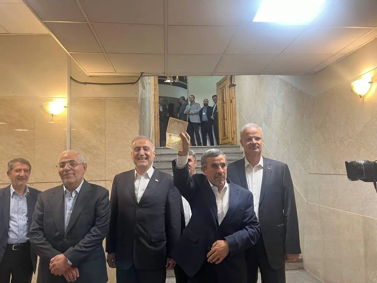 کدام چهره‌ها احمدی نژاد را برای ثبت نام در انتخابات همراهی کردند + عکس 