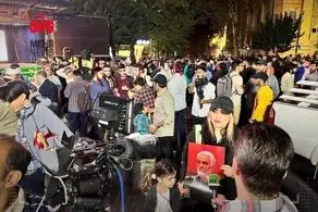 تجمع در تهران آغار شد/ عکس سردار سلیمانی در دستان زن کم حجاب + ببینید 
