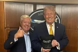 ماجرای کلاه ایرانی ترامپ؛ شعاری که عده‌ای را گول زد