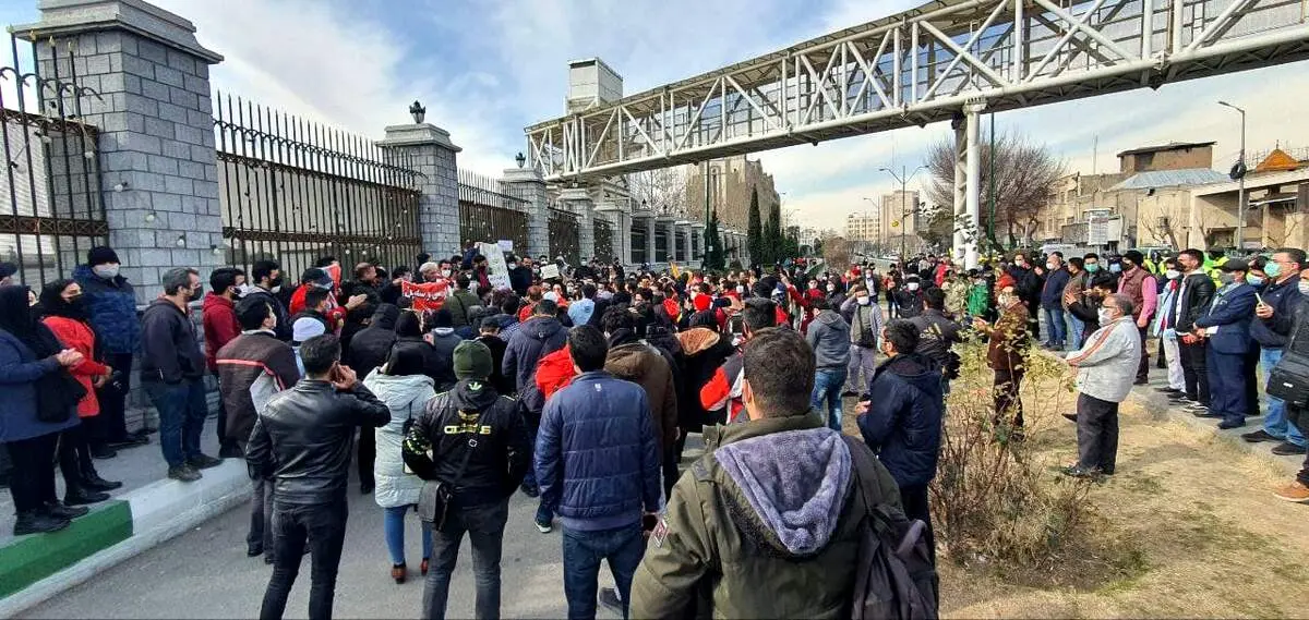 تجمع هواداران پرسپولیس مقابل مجلس با شعارهای تند+ عکس و فیلم