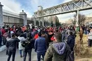 تجمع هواداران پرسپولیس مقابل مجلس با شعارهای تند+ عکس و فیلم