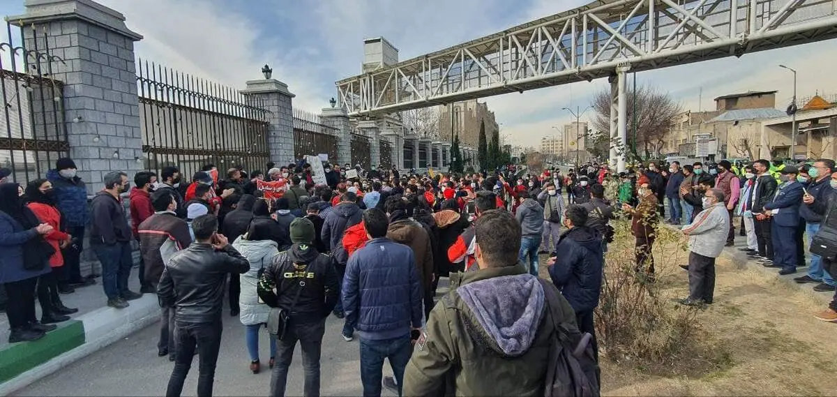 تجمع هواداران پرسپولیس مقابل مجلس با شعارهای تند+ عکس و فیلم