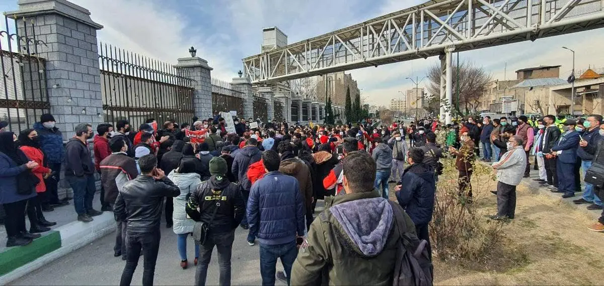 تجمع هواداران پرسپولیس مقابل مجلس با شعارهای تند+ عکس و فیلم